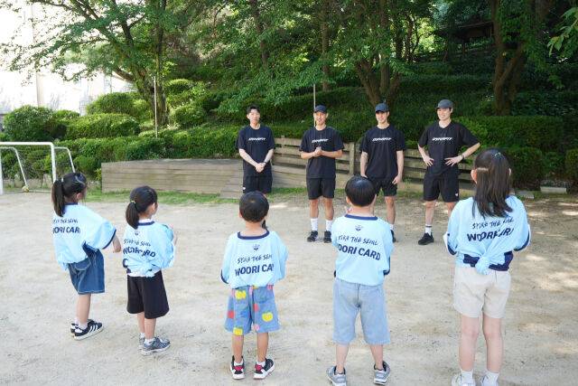 (왼쪽부터) 우리카드 조근호, 한성정, 박상우, 김동민이 18일 인천의 '동심원'에서 아이들을 상대로 일일 배구 클리닉을 진행하고 있다./우리카드 제공