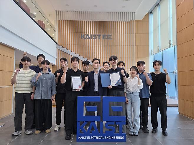 로보틱스 및 컴퓨터비전 학술대회서 1위를 차지한 명현(가운데) KAIST 교수 연구팀.[KAIST 제공]