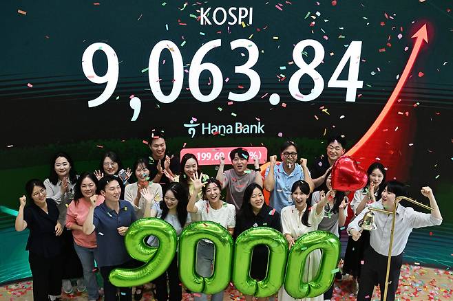 18일 서울 중구 하나은행 본점 딜링룸에서 직원들이 코스피 9,000 돌파 축하 세리머니를 하고 있다. 이날 코스피는 199.60p(2.25%) 오른 9063.84로 마감했다. [연합]