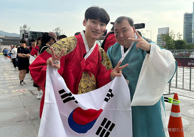김경배(왼쪽) 씨와 김세정 씨는 19일 오전 5시 반부터 한복을 챙겨 입고 서울 종로구 광화문광장 거리응원 현장을 찾았다. 윤승현 수습기자