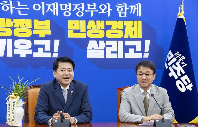 한병도 더불어민주당 원내대표(오른쪽)가 19일 국회에서 취임 인사차 민주당을 방문한 김준형 조국혁신당 원내대표에게 축하 인사말을 하고 있다. [연합]