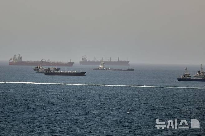 [오만만=AP/뉴시스] 오만만에서 유조선과 화물선들이 호르무즈 해협과 아라비아해를 잇는 항로를 따라 움직이고 있다. 2026.06.17.