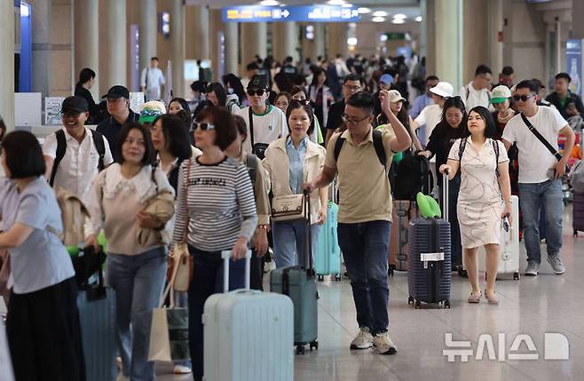 [인천공항=뉴시스] 권창회 기자 = 1일 인천국제공항 제1여객터미널 입국장에서 외국인 관광객들이 입국하고 있다. 일본 최대 연휴 기간인 골든위크와 중국 노동절 연휴가 겹치며, 문체부는 중국과 일본에서 약 20만명의 관광객이 한국을 찾을것이라고 예상했다. 2026.05.01. kch0523@newsis.com