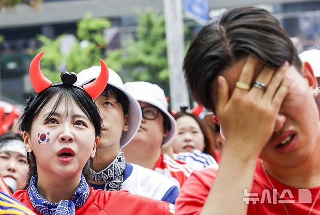 [서울=뉴시스] 정병혁 기자 = 2026 북중미 월드컵 조별리그 A조 2차전 대한민국과 멕시코의 경기가 열린 19일 서울 영등포구 한국투자증권 인근 도로에서 시민들이 응원을 하고 있다. 2026.06.19. jhope@newsis.com