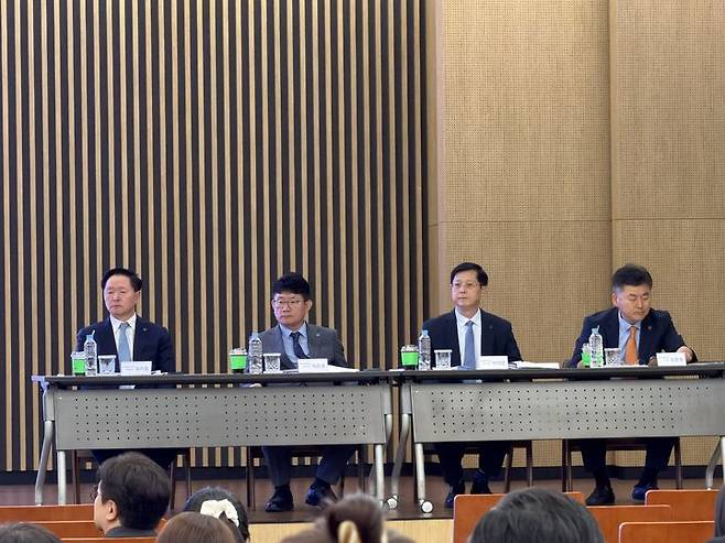 [서울=뉴시스] 김민성 기자 = 19일 오후 서울 영등포구 여의도 한국투자증권 본사에서 대한항공이 아시아나항공 통합 관련 주주설명회를 개최했다. (왼쪽부터) 우기홍 대한항공 대표이사 부회장, 하은용 대한항공 최고재무책임자(CFO), 박희돈 경영전략본부장 부사장, 오문권 전무. 2026.06.19. kms@newsis.com.  *재판매 및 DB 금지