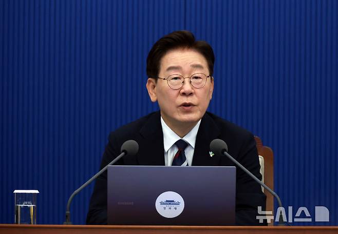 [서울=뉴시스] 고범준 기자 = 이재명 대통령이 19일 청와대에서 열린 수석보좌관회의에서 발언하고 있다. (청와대통신사진기자단) 2026.06.19. bjko@newsis.com