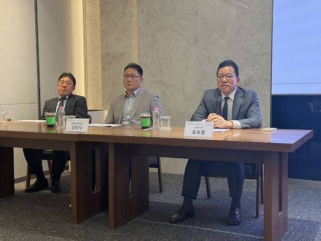 [서울=뉴시스] 김민성 기자 = 아시아나항공이 19일 오후 여의도 한국투자증권 본사에서 주주 설명회를 개최했다. (왼쪽부터) 서상훈 아시아나항공 전략기획본부장, 강두석 경영관리본부장, 송보영 대표이사. 2026.06.19. kms@newsis.com. *재판매 및 DB 금지