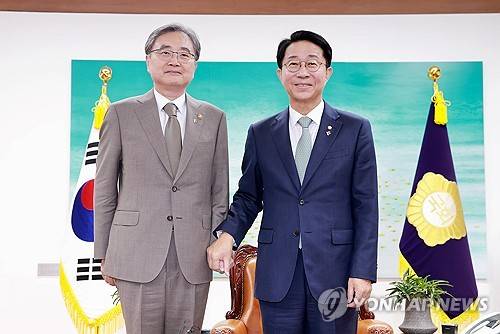 조정식 국회의장, 조현 외교장관 접견 (서울=연합뉴스) 신현우 기자 = 조정식 국회의장이 19일 국회의장실을 찾은 조현 외교부 장관과 기념 촬영하고 있다. 2026.6.19 nowwego@yna.co.kr