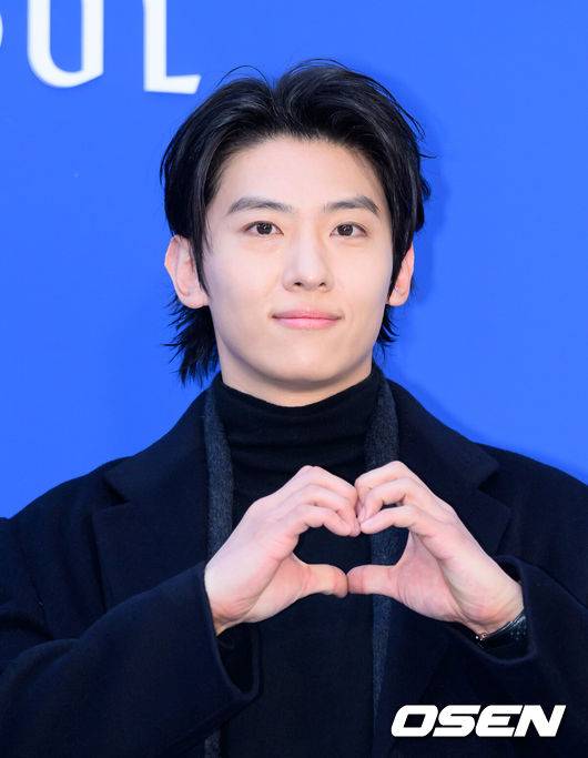 [OSEN=이대선 기자] 5일 오후 강남구 청담동에서 타임 서울 플래그십 스토어 오픈 기념 행사가 열렸다.이날 배우 김희애, 하지원, 모델 장윤주, 그룹 있지 유나, 배우 이수혁, 이제훈, 방송인 덱스가 참석했다.방송인 덱스가 포토타임을 가지고 있다. 2025.11.05 /sunday@osen.co.kr