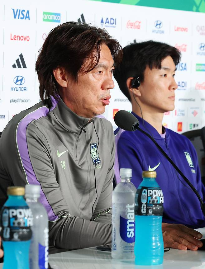 2026 북중미 월드컵 조별리그 A조 2차전 멕시코와의 경기를 하루 앞둔 축구 국가대표팀 홍명보 감독이 17일(현지 시간) 멕시코 과달라하라 스타디움에서 열린 공식 기자회견에서 취재진 질문에 답변하고 있다. 뉴시스