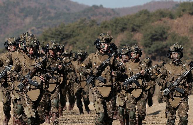 북한군 장병들이 훈련을 위해 이동하고 있다. 노동신문 뉴스1