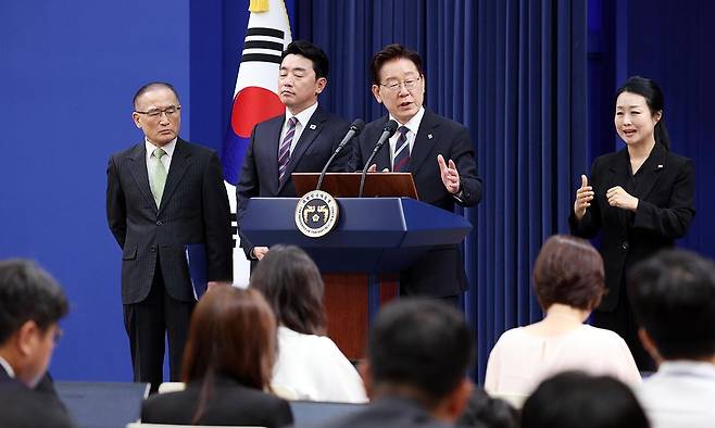 이재명 대통령이 19일 청와대 춘추관에서 유럽·G7 순방 결과 브리핑 후 취재진의 질문에 답변하고 있다. 뉴시스