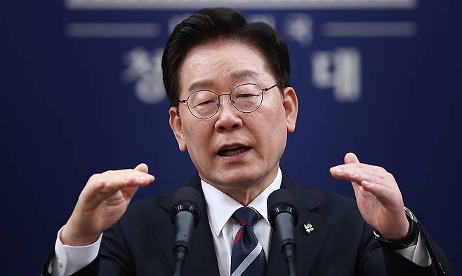 이재명 대통령이 19일 청와대 춘추관에서 열린 G7 참석·유럽 순방 결과 브리핑에서 취재진 질문에 답하고 있다. 연합뉴스