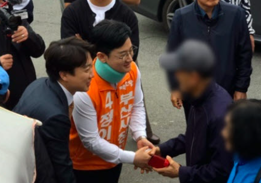 정이한 개혁신당 부산시장 후보가 지난 4월 29일 이준석 당대표와 함께 구포시장을 찾아 시민들과 인사를 나누고 있다. 뉴스1