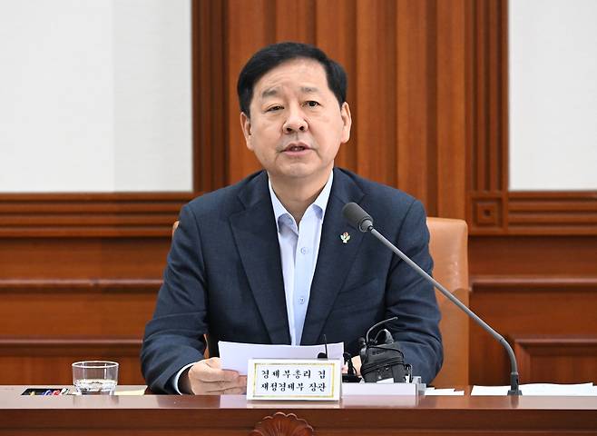 구윤철 부총리 겸 재정경제부 장관은 19일 정부서울청사에서 비상경제본부 회의 겸 경제관계장관회의를 주재하고 있다. 제공=재정경제부