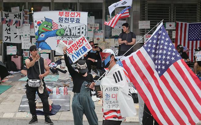 6월17일 서울 송파구 올림픽공원 핸드볼경기장에 설치된 개표소 앞에서 제9회 전국동시지방선거 투표용지 부족 사태에 항의하는 사람들이 개표소 봉쇄 시위를 이어가고 있다. ⓒ시사저널 박정훈