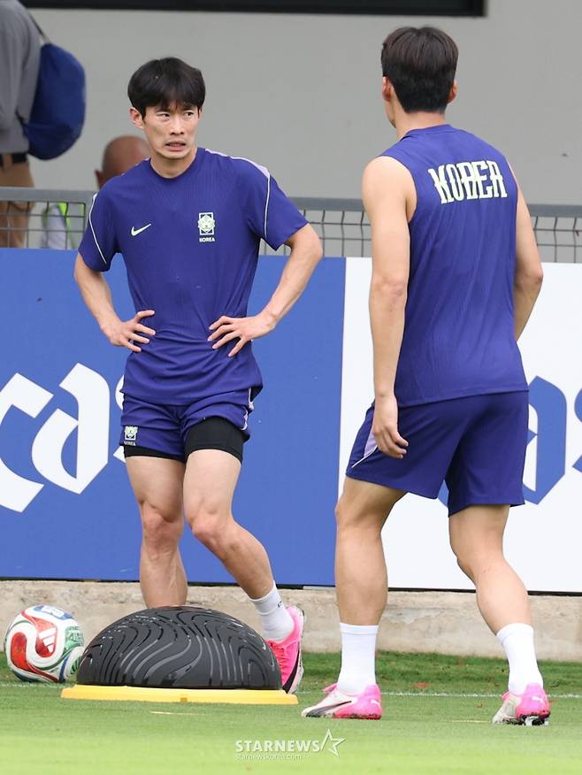 대한민국 축구 국가대표팀이 2026 북중미월드컵을 닷새 앞두고 6일 멕시코 과달라하라 치바스 바예베르데에서 첫 훈련을 진행했다. 김문환이 밸런스 훈련을 지켜보고 있다. 홍명보호는 오는 6월 12일 오전 11시(한국시간) 체코와 운명의 조별리그 1차전, 그리고 일주일 뒤인 19일 오전 10시 개최국 멕시코와 분수령이 될 2차전이 바로 이곳 과달라하라에서 치른다. /사진=김진경 kim.jinkyung@