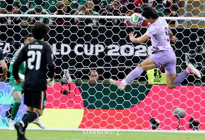 2026 북중미월드컵 A조 예선 대한민국 대 멕시코 경기가 19일(한국 시간) 멕시코 과달라하라 에스타디오 아크론에서 열렸다.후반 교체투입된 조규성이 결정적 장면을 맞았지만 아쉽게 골키퍼 선방에 막히자 아쉬움을 터트렸다. 2026.06.19. /사진=김진경 kim.jinkyung@