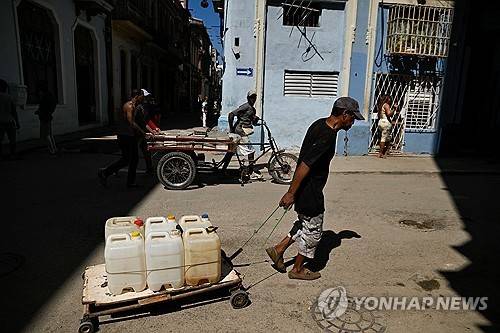 식수를 옮기는 쿠바 시민 [로이터=연합뉴스]