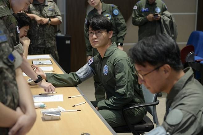 비행환경 적응훈련 전 건강검진 [공군 제공. DB 및 재판매 금지]