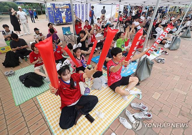 공원에서 돗자리 펼치고 응원 (대구=연합뉴스) 윤관식 기자 = 2026 북중미 월드컵 조별리그 A조 2차전 한국과 멕시코의 경기가 열린 19일 대구 수성구 수성못 상화동산에서 시민들이 응원전을 펼치고 있다. 2026.6.19 psik@yna.co.kr