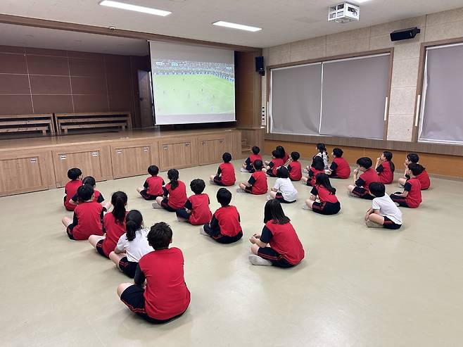 초등학교 강당서 열린 응원전 (대구=연합뉴스) 윤관식 기자 = 2026 북중미 월드컵 조별리그 한국과 멕시코의 경기가 열린 19일 대구 수성구 한 초등학교 강당에서 체육 시간을 활용해 초등학교 3학년생들이 응원전을 펼치고 있다. 2026.6.19 psik@yna.co.kr