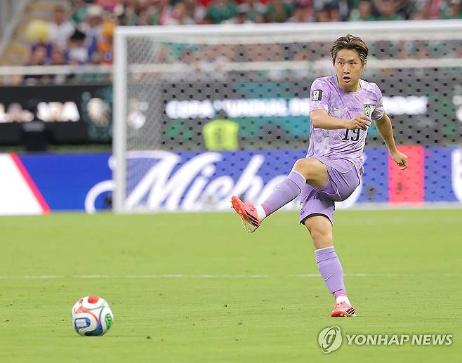 패스하는 이강인 (사포판[멕시코 할리스코주]=연합뉴스) 류영석 기자 = 18일(현지시간) 멕시코 사포판 과달라하라 스타디움에서 열린 2026 북중미 월드컵 A조 2차전 한국과 멕시코의 경기.
    이강인이 패스를 하고 있다. 2026.6.19 ondol@yna.co.kr