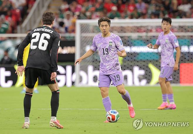 드리블하는 이강인 (사포판[멕시코 할리스코주]=연합뉴스) 류영석 기자 = 18일(현지시간) 멕시코 사포판 과달라하라 스타디움에서 열린 2026 북중미 월드컵 A조 2차전 한국과 멕시코의 경기.
    이강인이 드리블을 하며 패스줄 곳을 찾고 있다. 2026.6.19 ondol@yna.co.kr