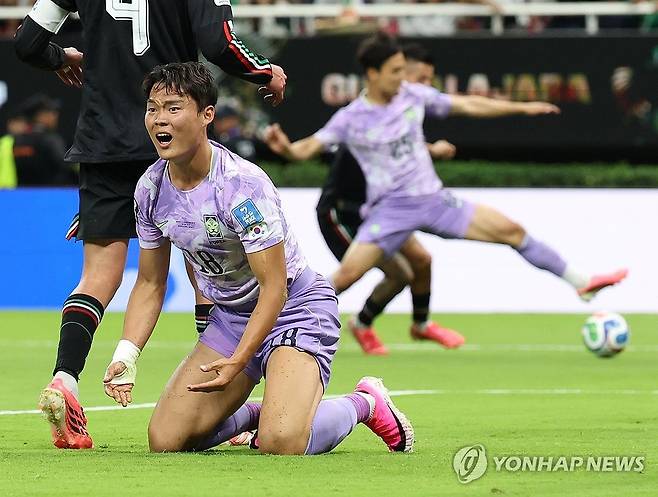 아쉬워하는 오현규 (사포판[멕시코 할리스코주]=연합뉴스) 신준희 기자 = 18일(현지시간) 멕시코 사포판 과달라하라 스타디움에서 열린 2026 북중미 월드컵 A조 2차전 한국과 멕시코의 경기. 대표팀 오현규가 자신에게 연결된 슛찬스를 놓친 뒤 아쉬워하고 있다. 2026.6.19 hama@yna.co.kr