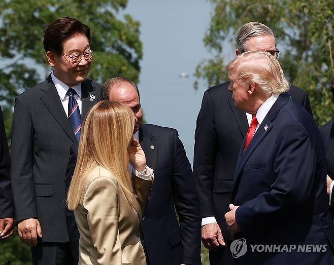 이재명 대통령과 트럼프 대통령 (에비앙=연합뉴스) 한상균 기자 = 이재명 대통령이 16일(현지시간) 프랑스 에비앙레뱅 주요 7개국(G7) 정상회의 행사장에서 열린 초청국 환영행사에 도널드 트럼프 미국 대통령을 비롯한 각국 정상들과 참석해 있다. 2026.6.16 xyz@yna.co.kr