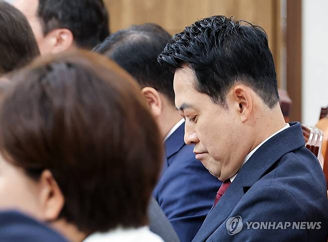 최고위원회의, 생각에 잠긴 장동혁 대표 (서울=연합뉴스) 배재만 기자 = 국민의힘 장동혁 대표가 18일 국회에서 열린 최고위원회의에서 잠시 생각에 잠겨 있다. 2026.6.18 scoop@yna.co.kr