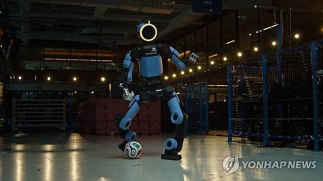 현대차, FIFA 월드컵 2026 기념해 아틀라스의 축구 도전기 담은 캠페인 공개 (서울=연합뉴스) 현대자동차는 다가오는 'FIFA 월드컵 2026의 공식 파트너로서 보스턴다이나믹스의 휴머노이드 로봇 '아틀라스'가 축구 동작 학습을 통해 로보틱스 기술을 고도화해 나가는 과정을 담은 '스쿨 오브 풋볼' 캠페인 영상을 공개했다고 29일 밝혔다. 사진은 아틀라스가 패스 동작을 훈련하는 모습. 2026.5.29 [현대자동차·기아 제공. 재판매 및 DB 금지] photo@yna.co.kr