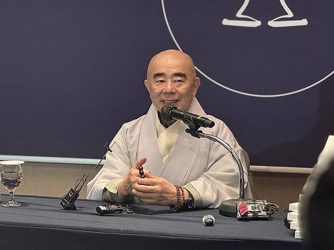 월정사 주지 정념스님 (서울=연합뉴스) 고미혜 기자 = 월정사 주지 정념스님이 19일 서울 중구 앰배서더 서울 풀만 호텔에서 열린 '퇴우 정념, 시대를 깨우다' 출판기념회 후 기자간담회를 갖고 있다. 2026.6.19 mihye@yna.co.kr