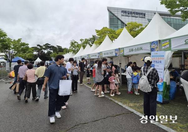 19일 ‘2026 김포 아라마린페스티벌’을 찾은 시민들이 자녀들과 함께 체험 부스를 찾아 다양한 즐거움을 만끽하고 있다. 2026.6.19 /김연태 기자 kyt@kyeongin.com