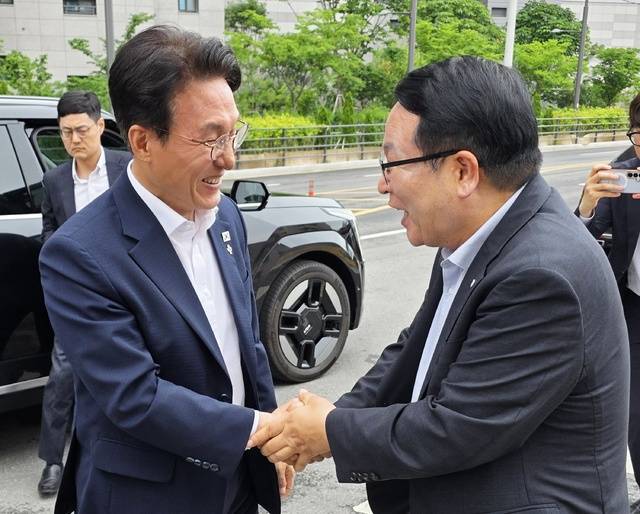 19일 익산을 찾은 김민석 국무총리가 정헌율 익산시장과 악수를 하고 있다./사진=송승욱 기자