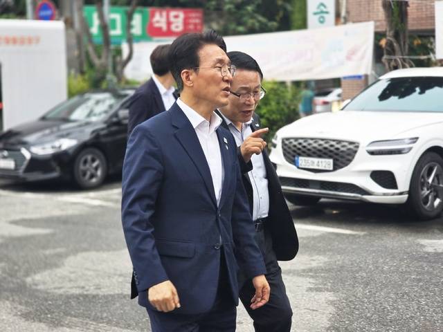 19일 익산을 찾은 김민석 국무총리가 정헌율 익산시장과 익산청년시청에서 대화를 나누고 있다./사진=송승욱 기자