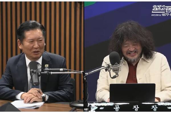 정청래(왼쪽) 더불어민주당 대표와 김어준씨. 방송 '김어준의 겸손은힘들다 뉴스공장' 유튜브 화면 갈무리.