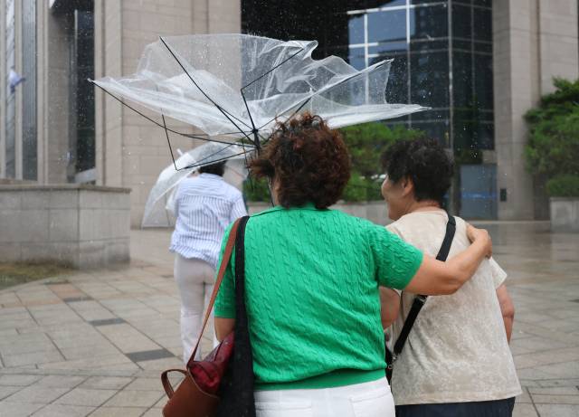19일 서울 중구 명동 인근에서 비가 내리고 있다. 연합뉴스
