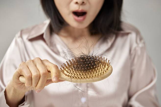 중년에 접어들어 머리카락이 많이 빠진다면 머리카락의 주성분인 단백질을 충분히 챙기고, 철분과 아연 같은 영양소가 부족하지 않은지 식단을 점검해야 한다. 사진=클립아트코리아