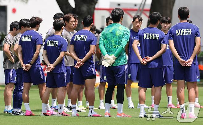 홍명보 대한민국 축구 국가대표팀 감독이 19일(현지시간) 멕시코 과달라하라 인근 사포판에 위치한 베이스캠프 훈련장 치바스 바예 베르데에서 회복 훈련에 앞서 선수들과 이야기를 하고 있다. ⓒ 뉴스1 임세영 기자