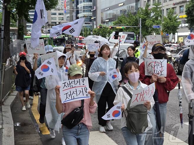 20일 오후 서울 마포구 지하철 2호선 홍대입구역 인근에서 보수 성향의 청년단체 'BOSS 홍대' 등이 참정권 침해 집회 뒤 가두행진을 하며 재선거를 요구하고 있다. 2026.6.20 ⓒ 뉴스1 황덕현 기후환경전문기자
