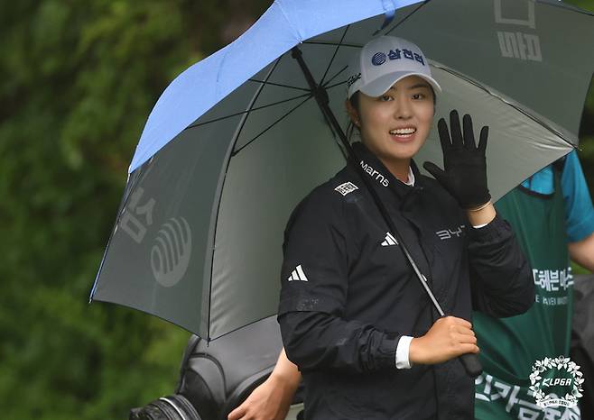 서교림이 20일 열린 KLPGA 투어 인카금융 더헤븐 마스터즈 2라운드 13번 홀에서 손을 흔들고 있다. 사진 | KLPGA