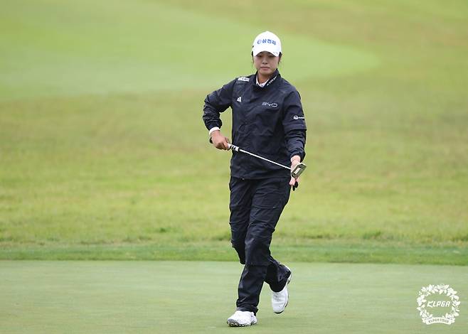 서교림이 20일 열린 KLPGA 투어 인카금융 더헤븐 마스터즈 2라운드 12번 홀에서 홀 아웃을 하고 있다. 사진 | KLPGA