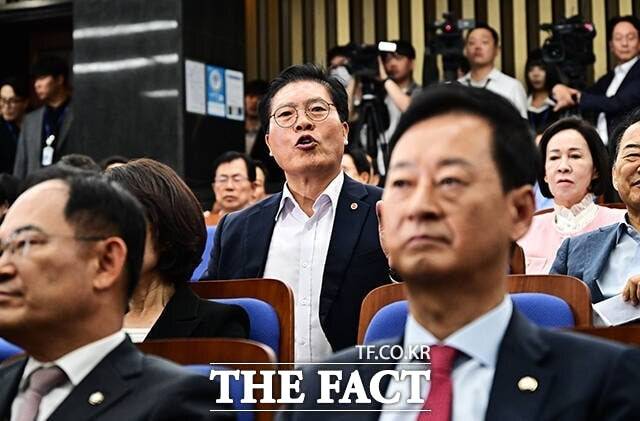 송석준 국민의힘 의원이 17일 국회에서 열린 의원총회에서 정점식 원내대표의 모두발언 직후 공개 발언 기회를 요구하는 모습. /배정한 기자