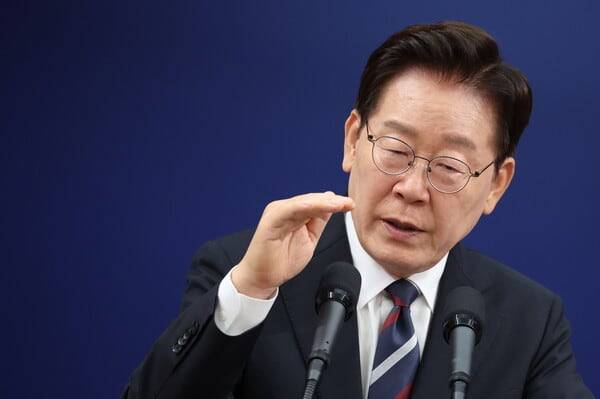 이재명 대통령이 19일 청와대 춘추관에서 열린 유럽·G7 순방 결과 브리핑에서 취재진 질문에 답변하고 있다. /뉴스1