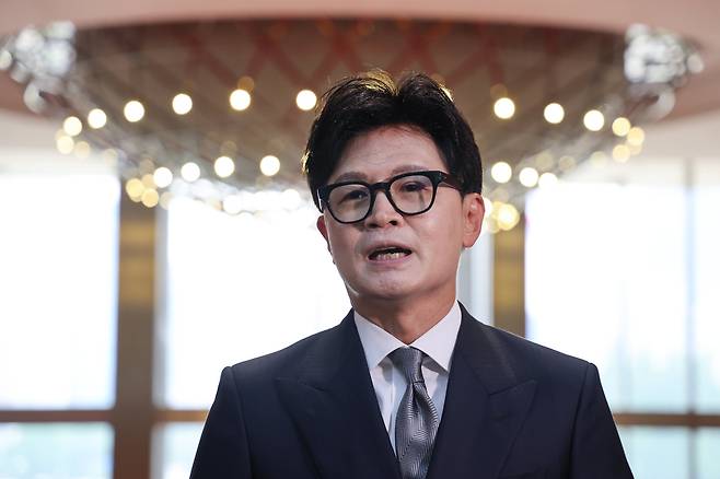 한동훈 무소속 의원이 지난 11일 서울 여의도 국회에서 본회의장에 들어가기 전 취재진 질문에 답하고 있다. /뉴스1