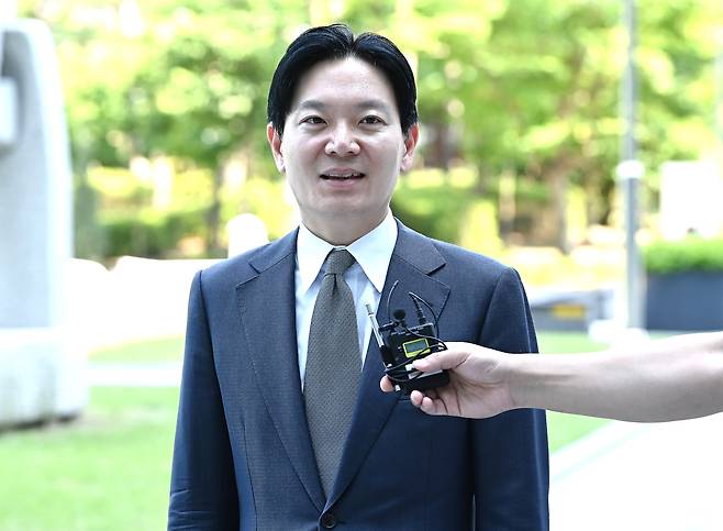 박상용 인천지검 부부장검사가 지난 16일 경기 수원시 영통구 수원지방법원에서 열리는 이화영 전 경기도 평화부지사의 국민참여재판에 증인으로 출석하고 있다. 뉴스1