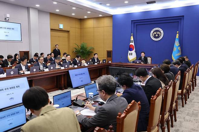 이재명 대통령이 19일 청와대에서 열린 대통령 주재 수석·보좌관 회의에서 발언하고 있다. 2026.6.19 청와대사진기자단