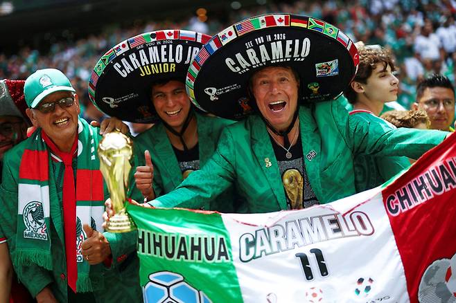 2026 FIFA 북중미 월드컵 A조 멕시코-남아프리카공화국 경기를 앞두고 응원하고 있는 멕시코 축구팬. 사진=로이터 연합뉴스