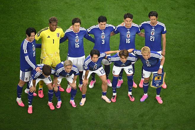 일본 축구 국가대표팀 선수들이 15일(한국시간) 미국 텍사스주 댈러스 스타디움에서 열린 2026 국제축구연맹(FIFA) 북중미 월드컵 조별리그 F조 1차전 네덜란드(8위)와 경기에 앞서 기념 촬영하고 았다. 일본은 2-2 무승부를 기록하며 네덜란드와 승점 1점씩을 나눠 가졌다.알링턴=AP/뉴시스